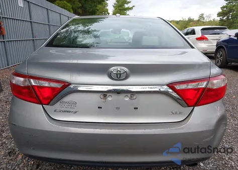 2015 Toyota Camry Xle z USA, uszkodzony, nr VIN 4T1BF1FK1FU936793